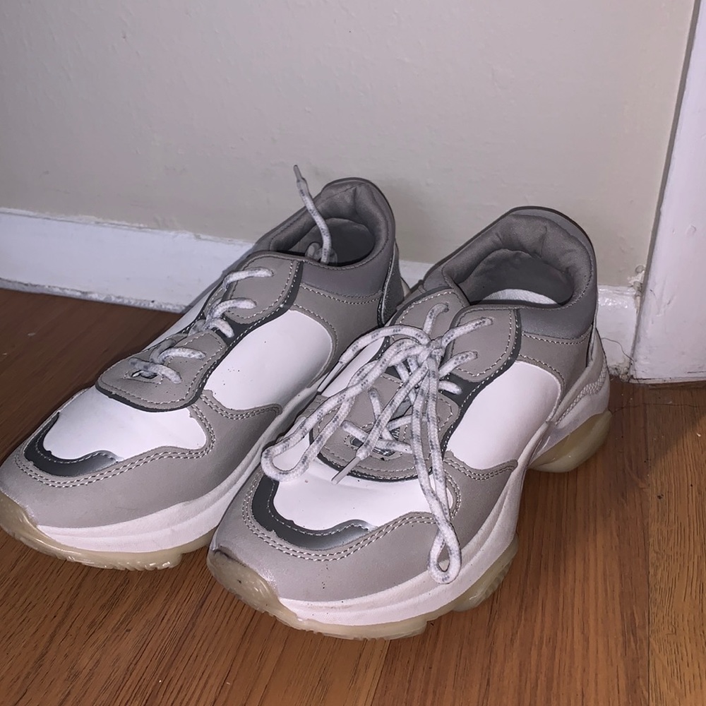 Fashion nova sneaker still in good condition